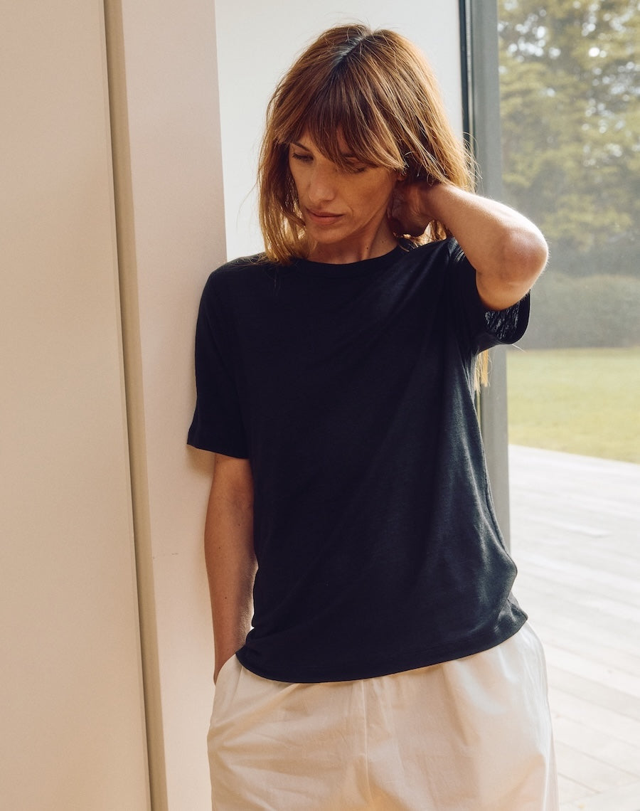 The Linen / The Classic Fit Tee - Black